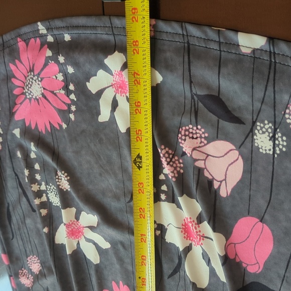 Small grey, pink and white floral top - Picture 4 of 7